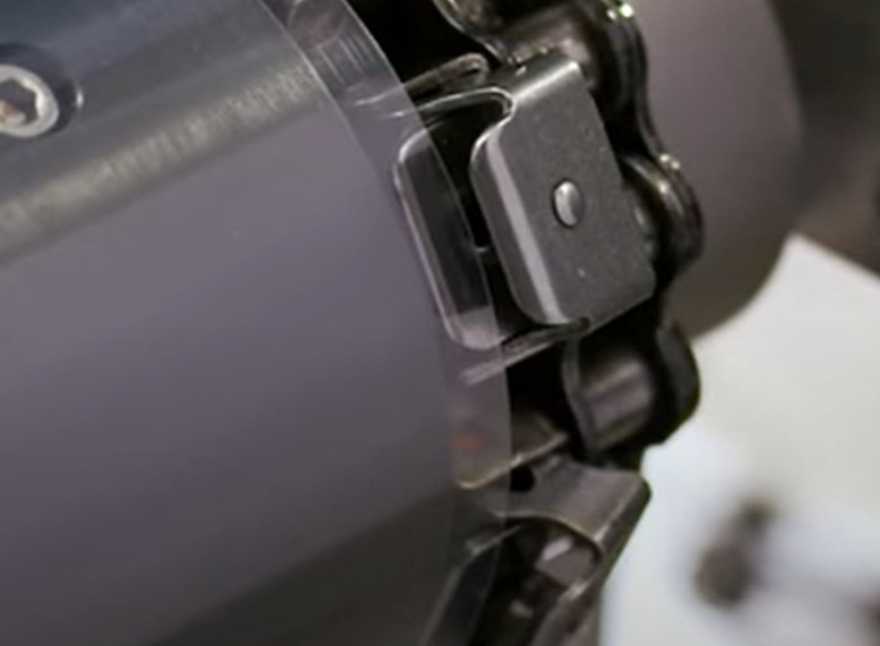 Xích gắn tay gá lò xo gripper chain tsubaki, xích đóng màng thực phẩm