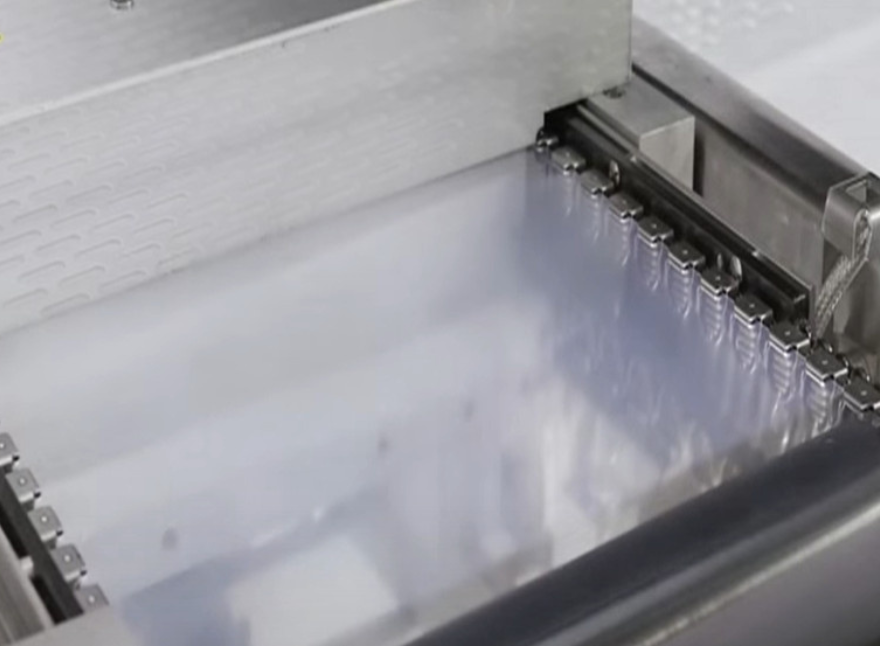 Xích gắn tay gá lò xo gripper chain tsubaki, xích đóng màng thực phẩm